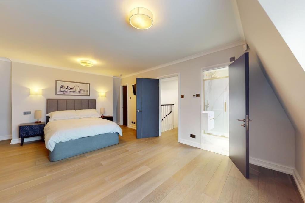 Amazing Newly Refurbished Mews House In W1 * Londres