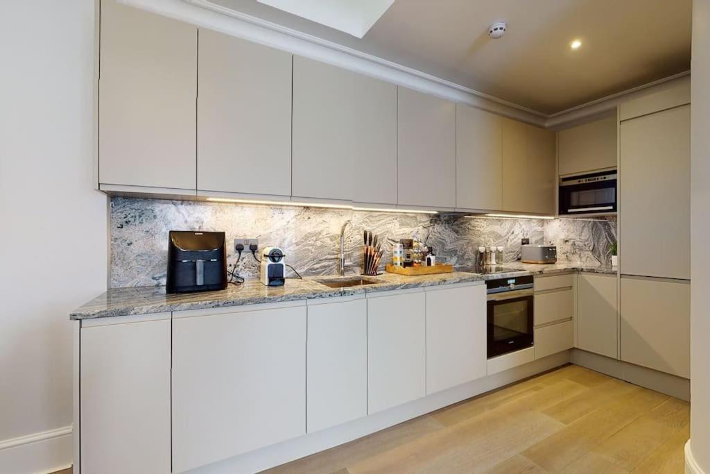 Amazing Newly Refurbished Mews House In W1 Apartamento