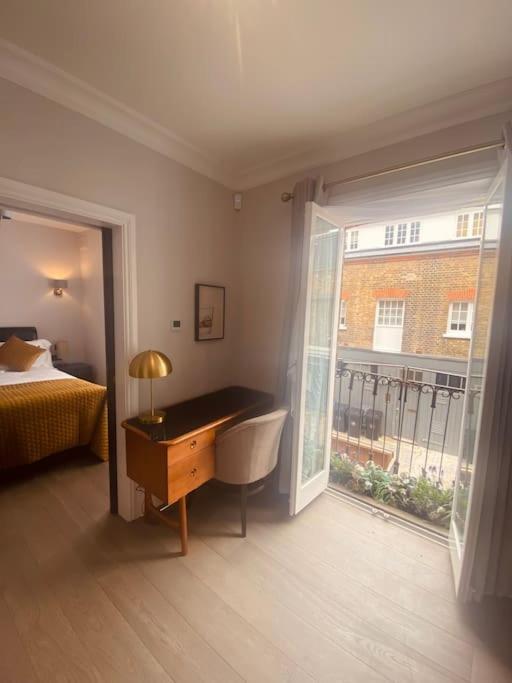 Amazing Newly Refurbished Mews House In W1 Apartamento